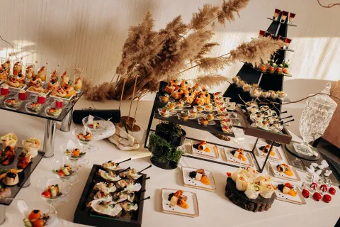 周年記念・レセプションパーティーを表した写真の例（テーブルにおしゃれなケータリングの料理が載っている写真）