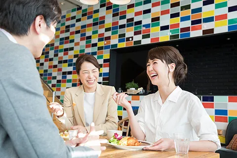 キックオフ・ランチ会を表した写真の例（会議室でミーティングランチをしている様子の写真）