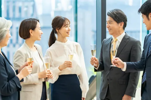 懇親会・セミナーイベントを表した写真の例（ビジネスでの社交的な場で親睦を深める様子の写真）