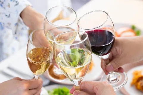 忘年会・新年会を表した写真の例（グラスで乾杯をしている写真）